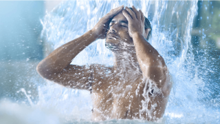 Homme dans une piscine