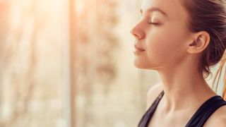 Jeune femme durant une séance de médiation