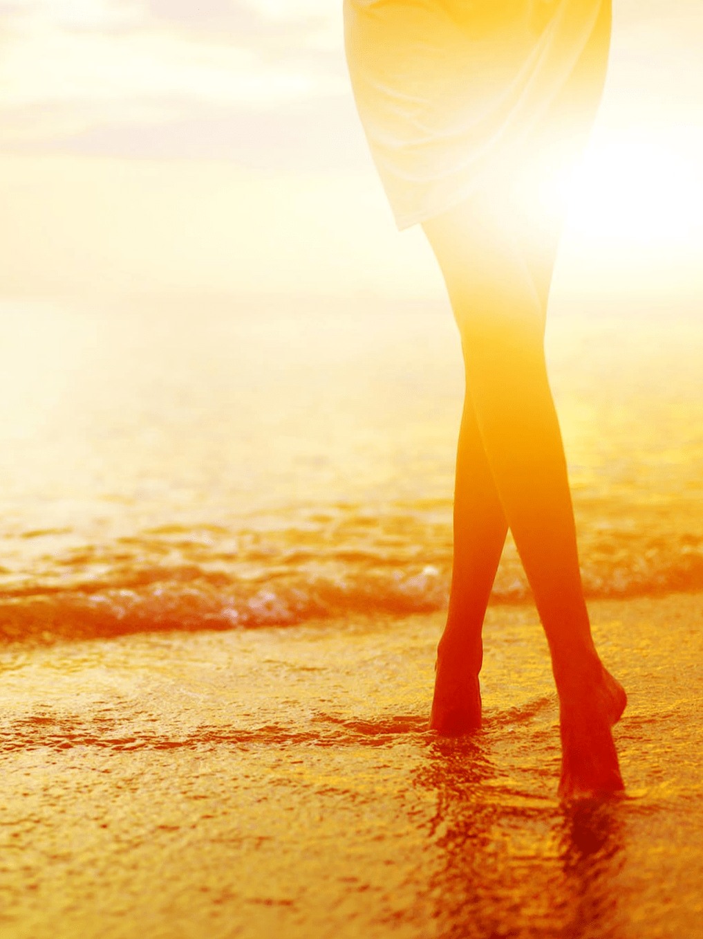 femme avec les pieds dans la mer