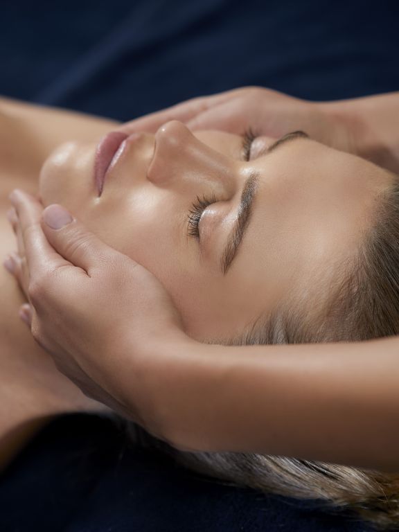 Femme recevant un soin visage Phytomer Rosée Glow, teint lumineux et repulpé