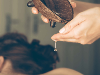 Femme recevant un massage exotique