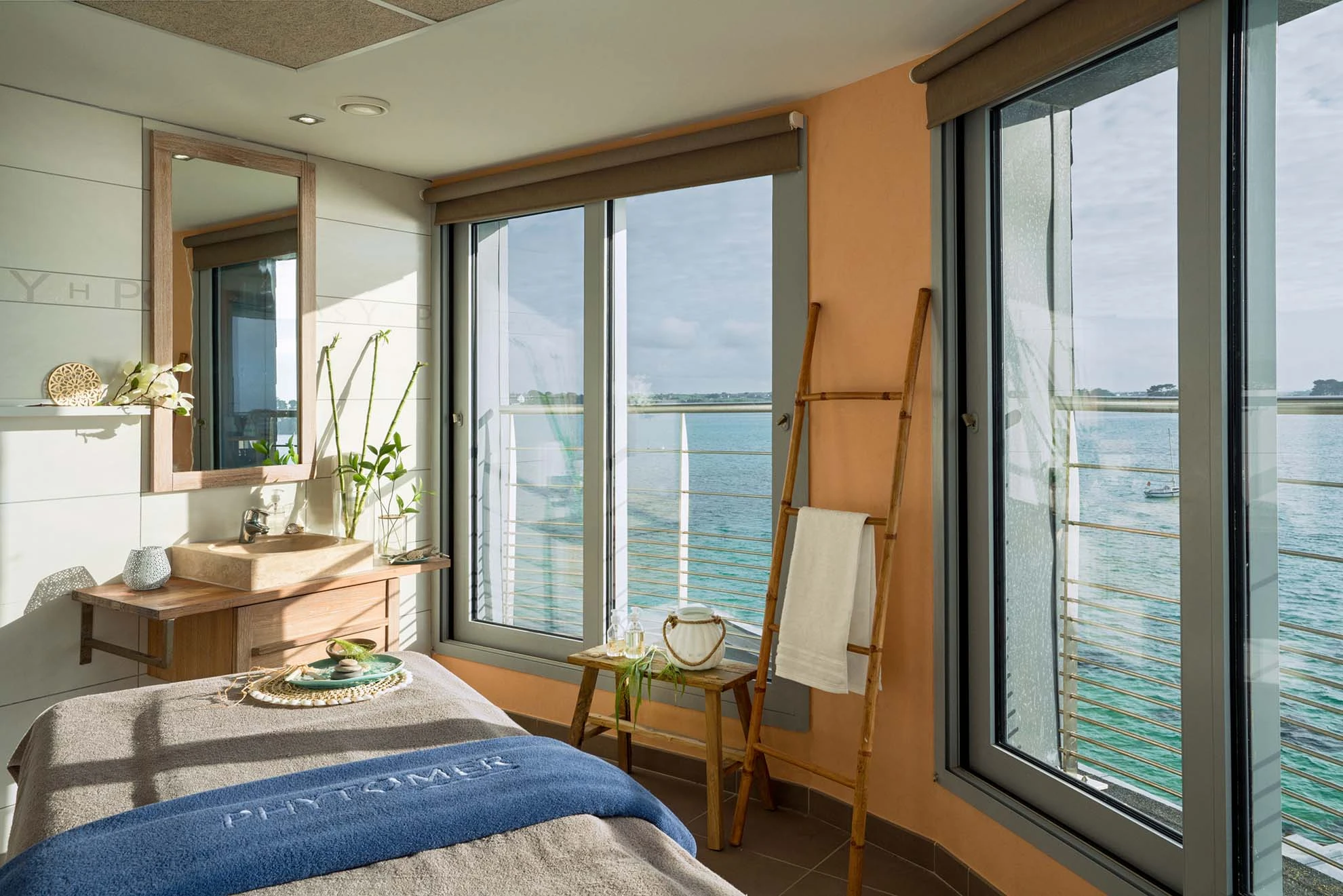 Cabine de spa thalasso avec vue sur la mer