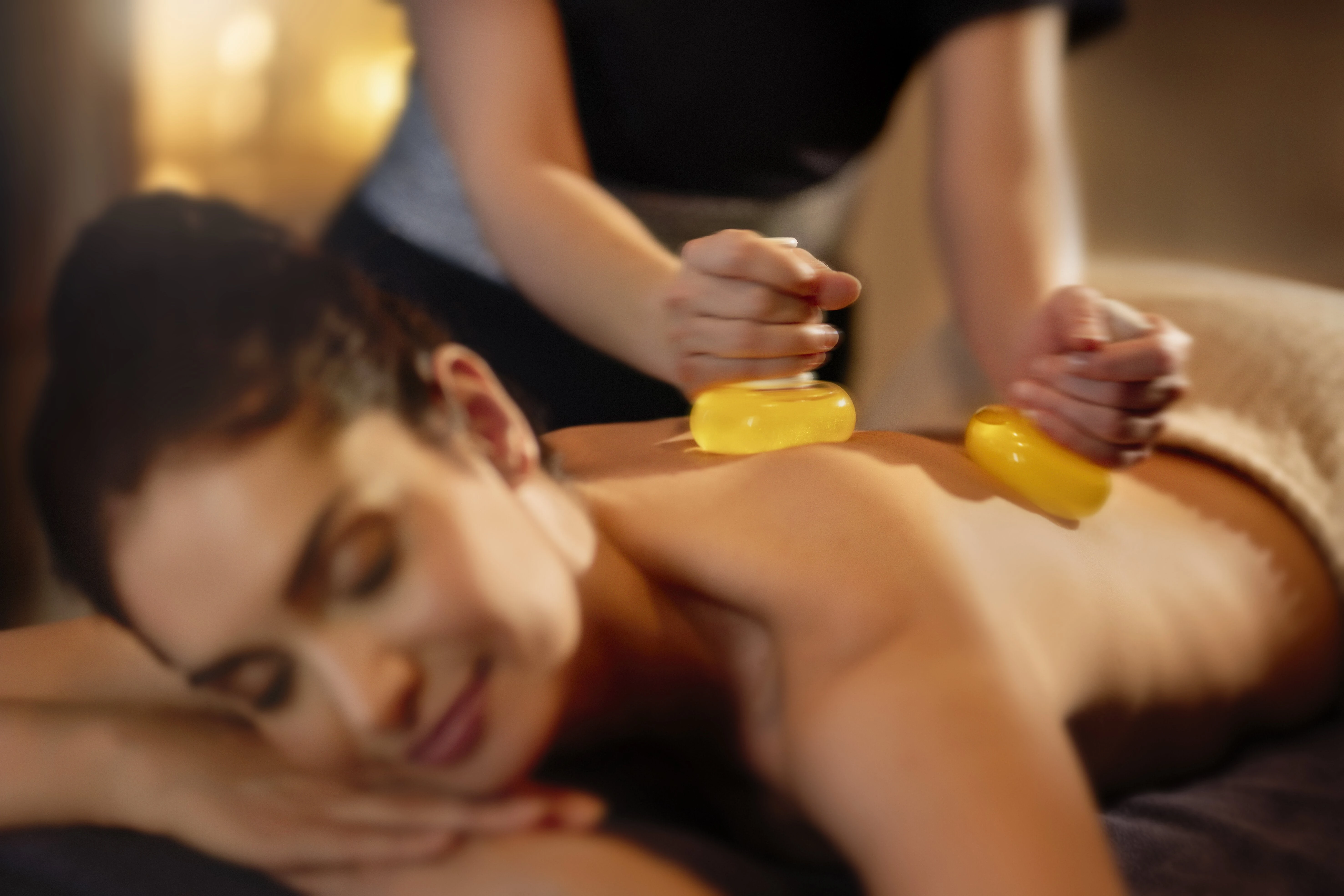 Femme massage boule de massage spa thalasso