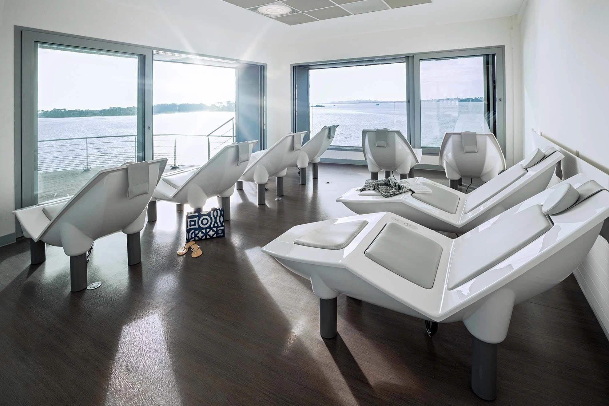 Salle avec une vue panoramique sur la mer